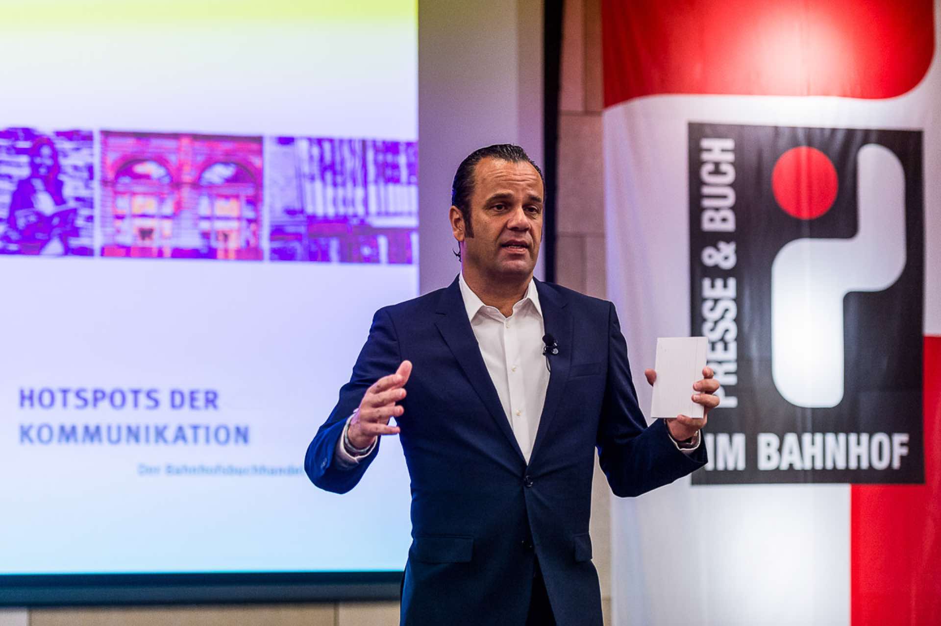 Peter Obeldobel auf der Jahrestagung 2017 des Verbandes Deutscher Bahnhofsbuchhändler in Berlin.Foto: Sandwichpicker.com/ Ole Bader