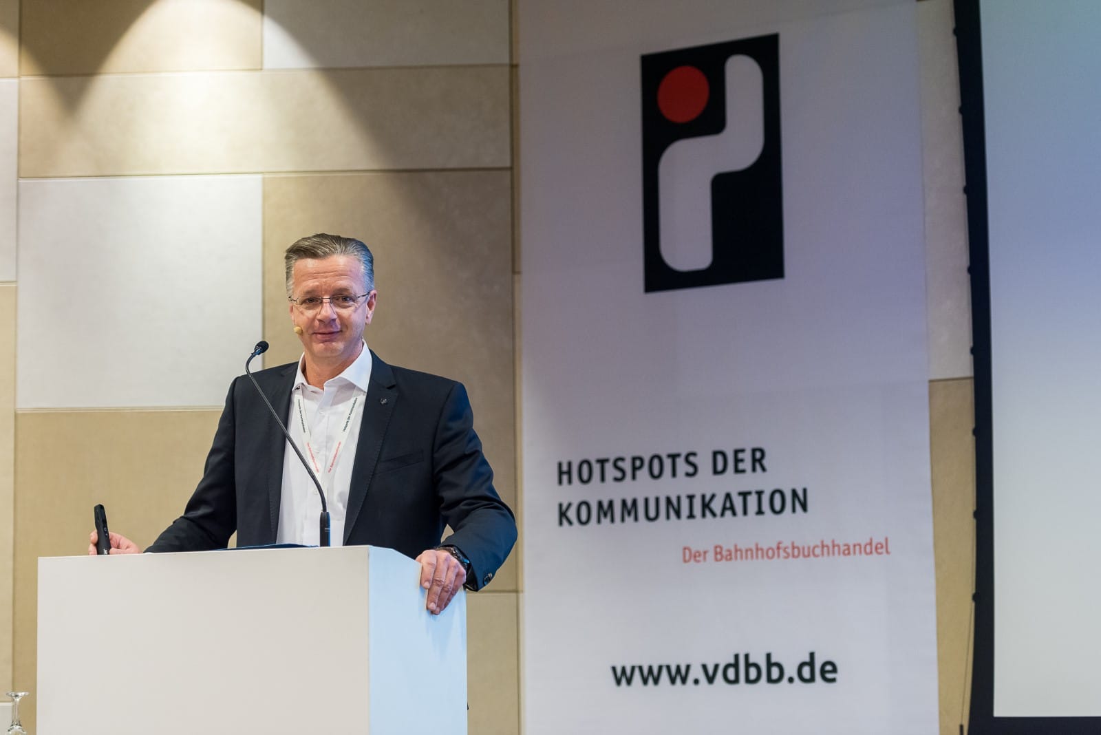 Torsten Löffler ist seit 2019 Vorsitzender des Verbandes Deutscher Bahnhofsbuchhändler. Foto: Sandwichpicker.com/ Ole Bader