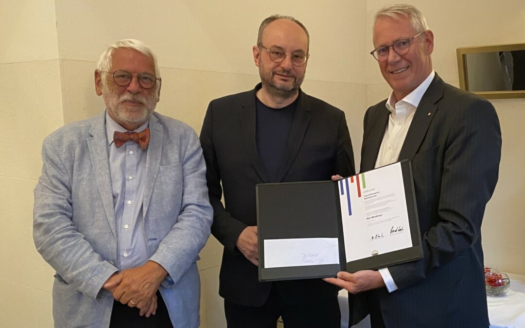 Nils Mink­mar mit dem 24. Jour­na­lis­ten­preis Bahn­hof ausgezeichnet