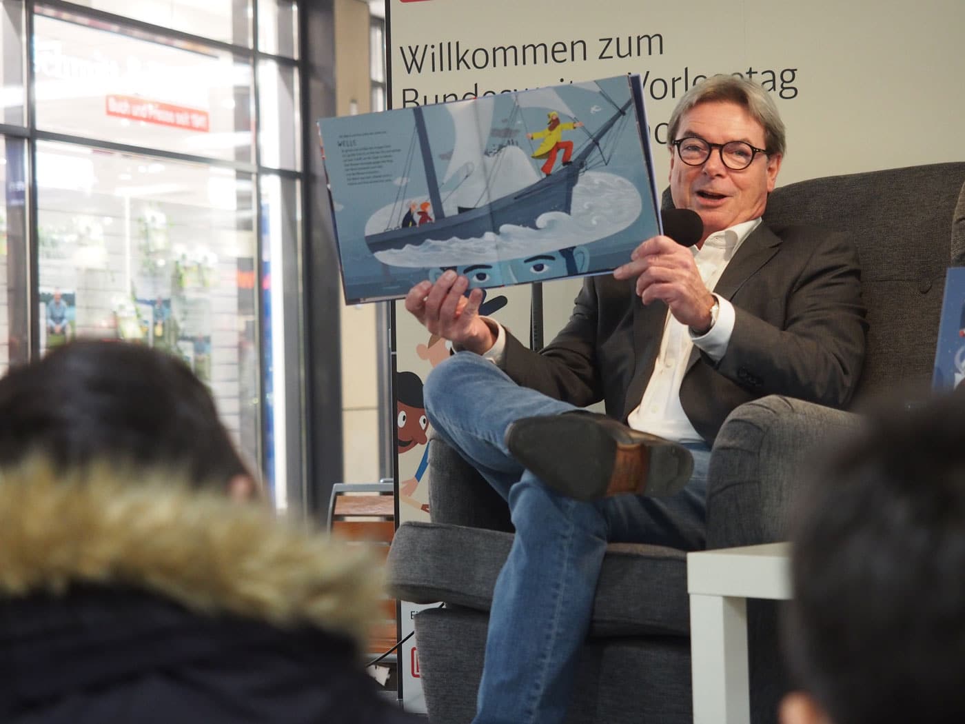 Karl-Hans Schmitt, geschäftsführender Gesellschafter bei Schmitt & Hahn beim Bundesweiten Vorlesetag in Mannheim im Jahr 2024