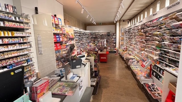 Einzelhandelsfläche mit Tabak und Zeitschriftenregalen